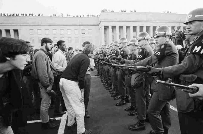 Foto von Demonstranten im Pentagon im Jahr 1967