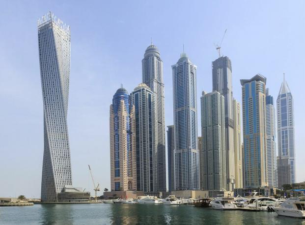 Die 73 Stockwerke des Dubai Cayan Tower sind von unten nach oben um 90 Grad gedreht