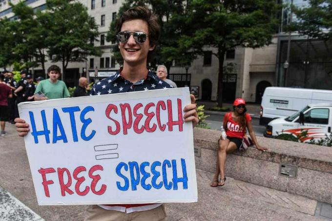 Menschen nehmen am 6. Juli 2019 in Washington, DC, an einer Kundgebung zum Thema „Fordere freie Meinungsäußerung“ auf dem Freedom Plaza teil.