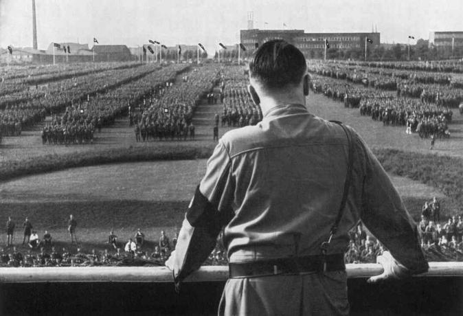 Der deutsche Führer und Naziführer Adolf Hitler spricht bei einer Nazi-Kundgebung in Dortmund vor Soldaten