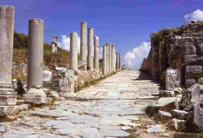 Curetes Street in Ephesus, Türkei, führt zur Agora