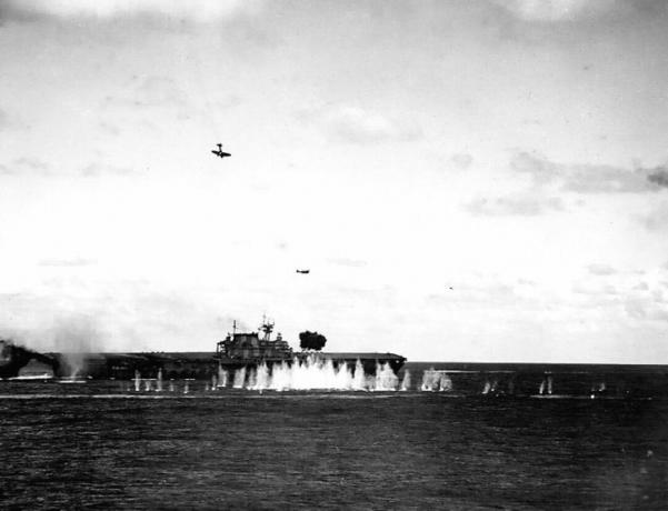 USS Hornet auf See wird von japanischen Flugzeugen angegriffen.