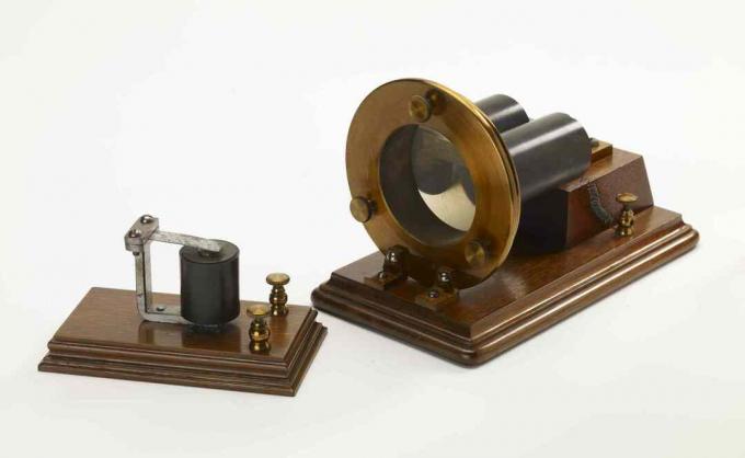 Der harmonische Telegraphenempfänger wurde von Alexander Graham Bell um 1876 geschaffen.