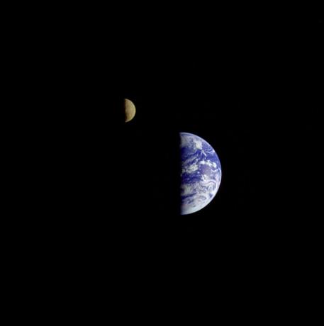Ferne Erde und Mond