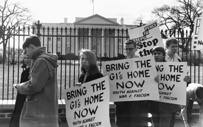Demonstranten im Weißen Haus im Jahr 1965