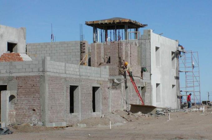 Bau eines Wohnhauses aus Erd- und Zementblöcken