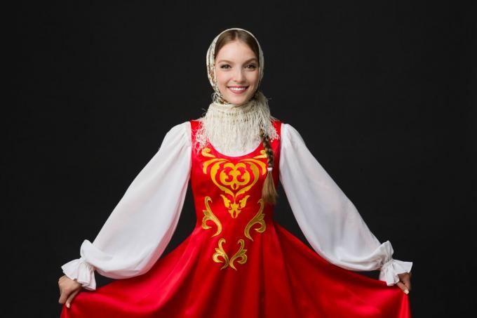 schönes lächelndes kaukasisches Mädchen in russischer Volkstracht