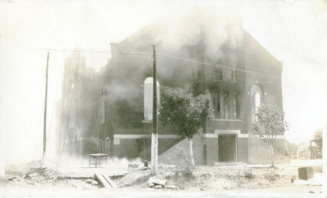 Beschädigte Greenwood-Bezirkskirche nach dem Massaker von Tulsa Race, Tulsa, Oklahoma, Juni 1921.