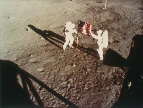 Armstrong und Aldrin entfalten 1969 die US-Flagge auf dem Mond