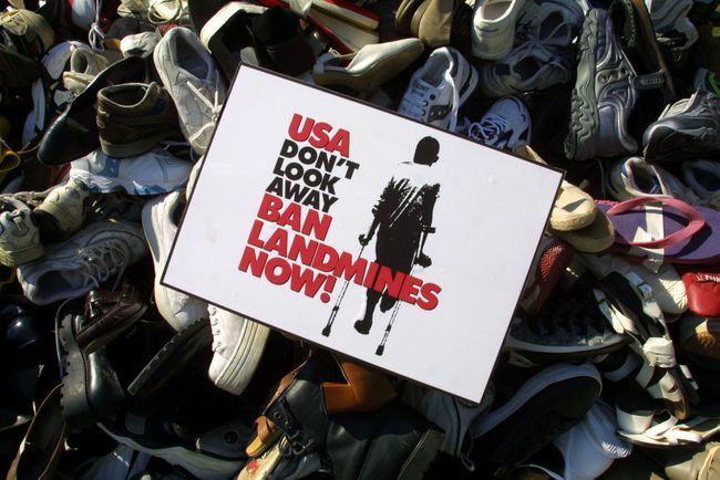 Ein Schild zum Verbot von Landminen wird auf einer Pyramide angebracht, die von Schuhen aufgetürmt wird, die in den letzten Monaten von der US-Kampagne zum Verbot von Landminen gesammelt wurden.