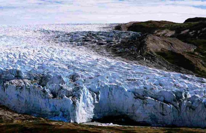 Kontinentale arktische Luft bildet sich über Gletscherlandschaften wie dieser grönländischen Eiskappe