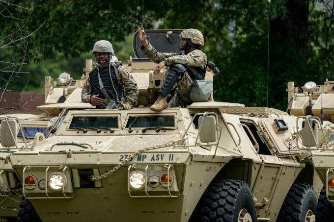 Die Militärpolizei der Nationalgarde wartet darauf, am 2. Juni 2020 in Washington, DC, in gepanzerten Personaltransportern im Hauptquartier der Joint Force der DC-Nationalgarde in die Stadt abzureisen.