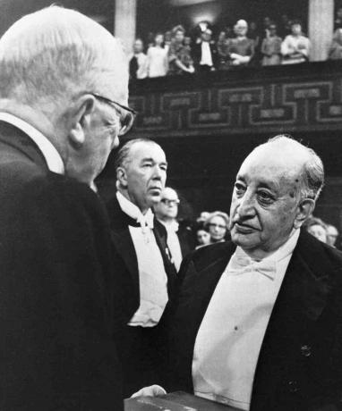 König Gustav Adolf überreicht Asturien den Nobelpreis