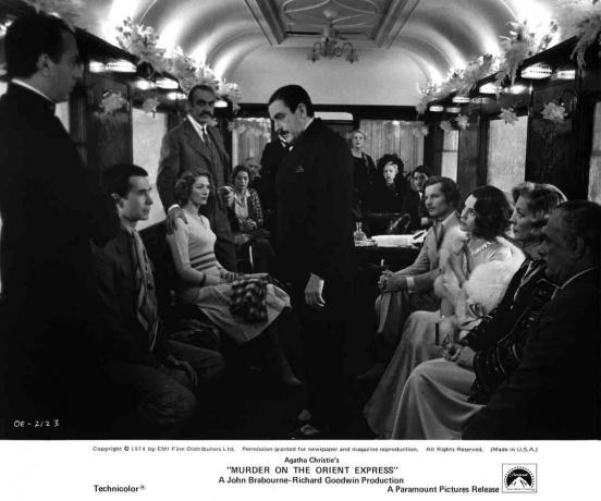 Eine Gruppe gut gekleideter Leute, die in einem Zug sitzen