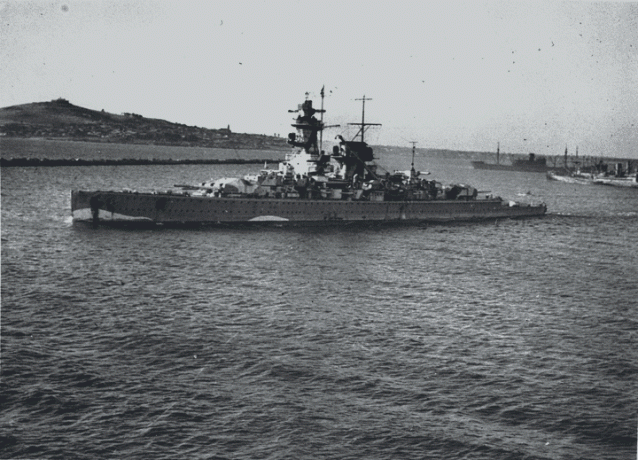 Taschenschlachtschiff Admiral Graf Spee, der in der Flussplatte, Südamerika mit der Schifffahrt im Hintergrund dämpft.