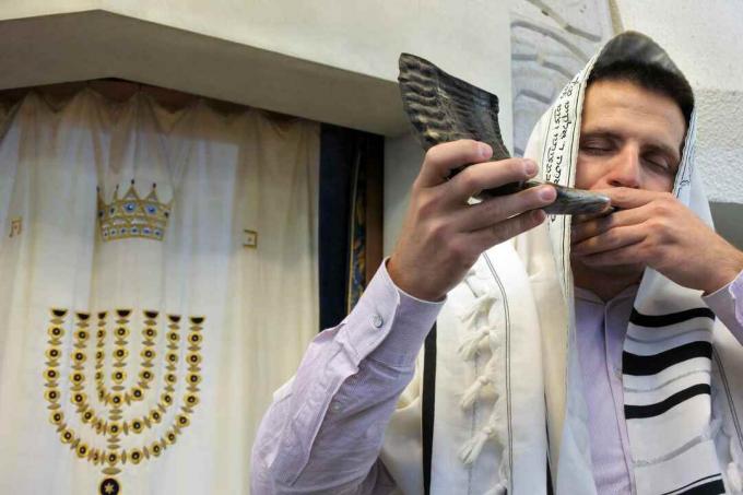 Jüdischer Rabbi bläst Schofar in einer Synagoge