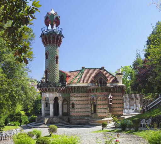 Das Minarett des Persers inspirierte El Capricho, ein frühes Werk von Antonio Gaudí in Comillas, Spanien