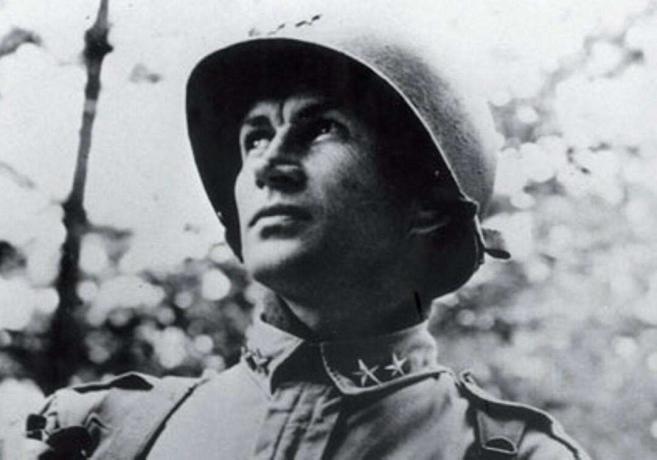 Generalmajor James Gavin in Uniform mit Helm.