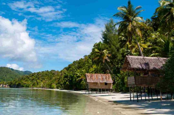 Nipa Bambushütten am weißen Sandstrand mit Palme