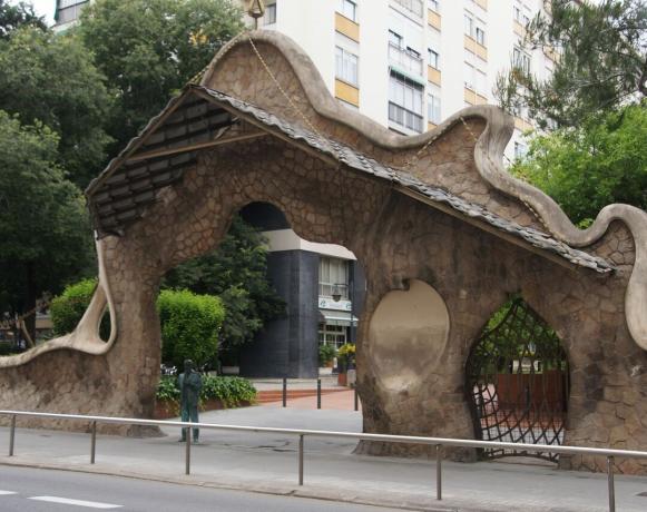 Der Eingang zur Finca Miralles, heute Kunst im öffentlichen Raum in Barcelona, ​​von Antoni Gaudí