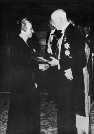 Gabriela Mistral erhält den Nobelpreis