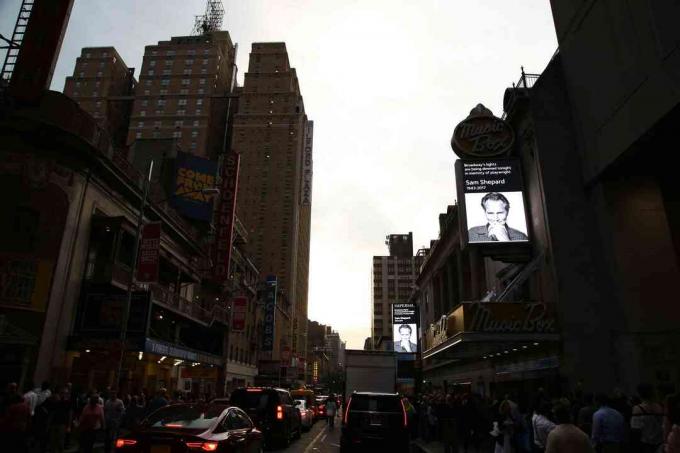 Die Zelte am Broadway verdunkelten sich bei Sonnenuntergang mit einem Bild von Shepard auf allen Schildern
