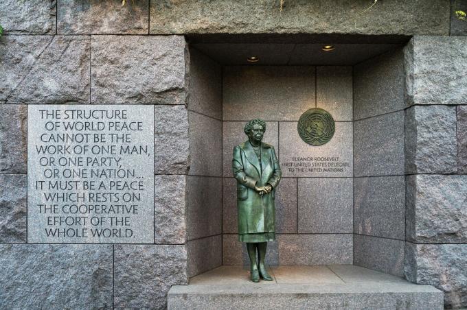 Eine Bronzestatue von First Lady Eleanor Roosevelt, die vor den Vereinten Nationen steht