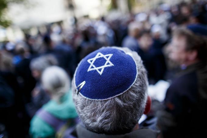 Jüdische Gemeinde in Berlin versammelt sich, um gegen Antisemitismus zu protestieren