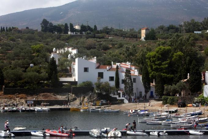 weißes asymmetrisches Haus in der Küste mit Blick auf viele kleine Boote