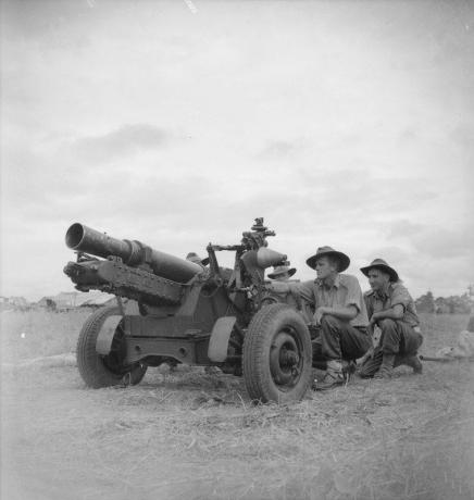 Waffenmannschaft mit einer 25-Pfünder-Waffe auf einem Feld.