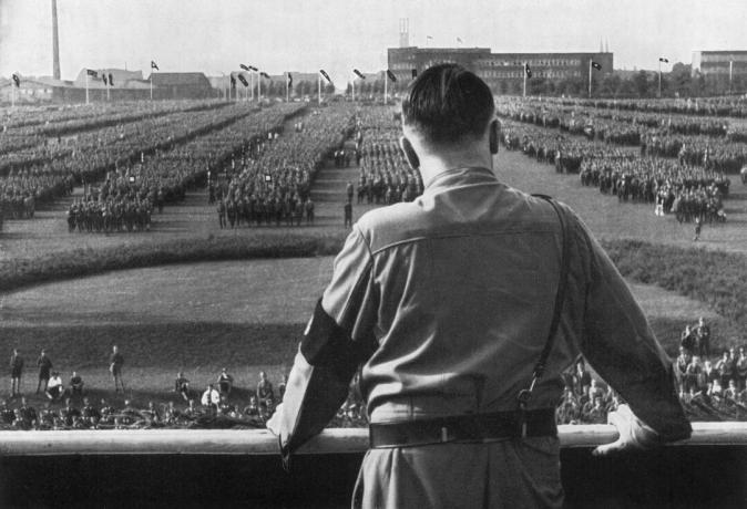 Hitler überprüft Truppen