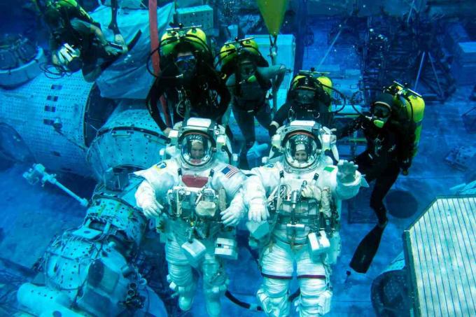 Astronauten trainieren ausgiebig unter Wasser auf der Erde und tragen Druckanzüge, um die Arbeit im Weltraum zu simulieren