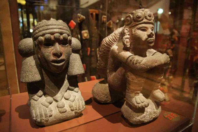 Zwei Skulpturen der aztekischen Wassergöttin Chalchiuhtlicue sind im Amsterdamer Tropenmuseum ausgestellt