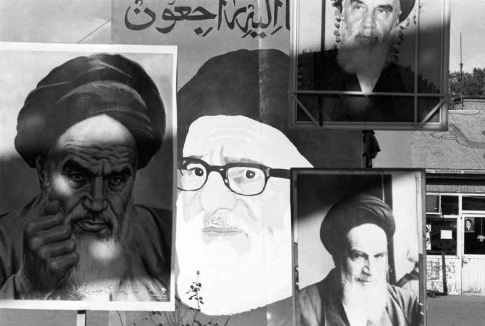 Auf dem Gelände der amerikanischen Botschaft sind Plakate von Ayatollah Khomein ausgestellt.