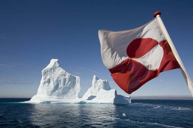 Grönland-Flagge auf der Arctic Umiaq Line-Fähre