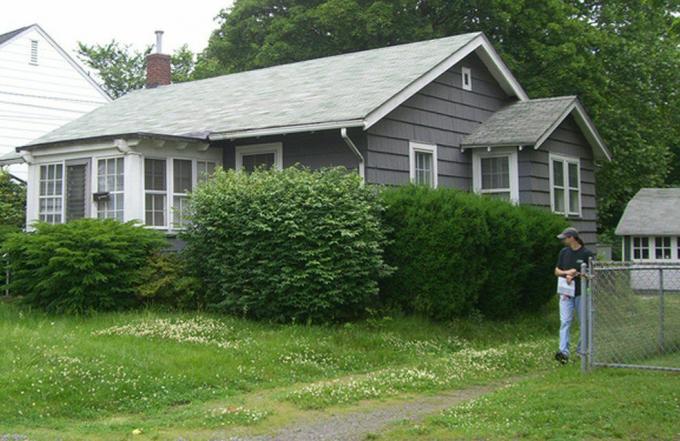 graues Shake-Shingle-Cottage mit grünem Dach