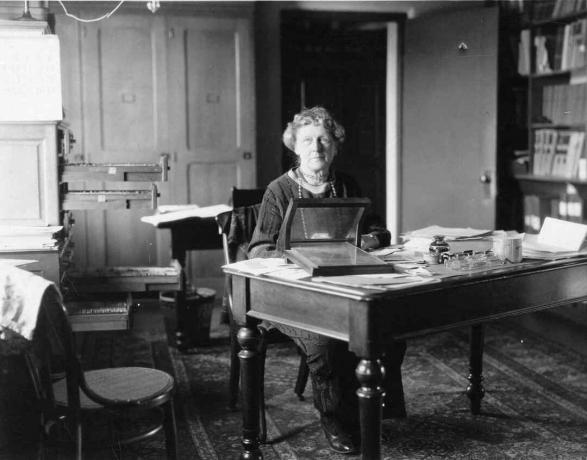 Annie Jump Cannon (1863-1941) sitzt am Schreibtisch