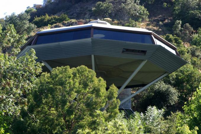 Ein Achteckhaus, das aussieht wie ein Raumschiff, das in Bäumen thront