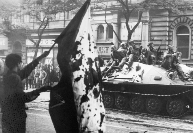 Foto von sowjetischen Panzern, die 1968 in die Tschechoslowakei einmarschierten