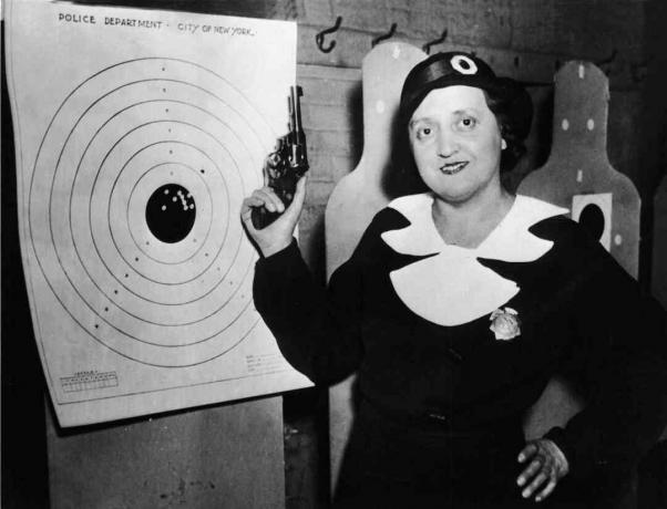 Eine der damals 105 New Yorker Polizistinnen steht mit ihrer Waffe und ihrem Ziel am 12. Dezember 1934 auf dem Schießstand der Polizei in New York.