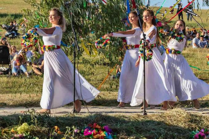 Der traditionelle slawische Jahrestag von Ivan Kupala unter freiem Himmel auf einem großen Feld.