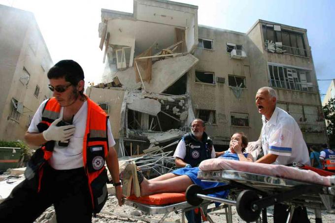 Verwundete werden nach einem Raketenangriff der Hisbollah am 17. Juli 2006 in der nordisraelischen Stadt Haifa weggebracht. Uriel Sinai / Getty Images