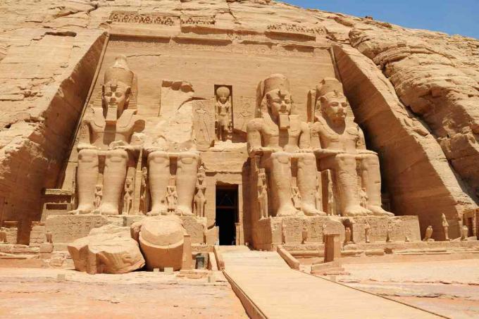 Statuen von Pharaonen in den Ruinen eines ägyptischen Tempelkomplexes