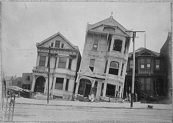 Ein Bild von Häusern, die durch das Erdbeben von 1906 in San Francisco umgestürzt wurden.