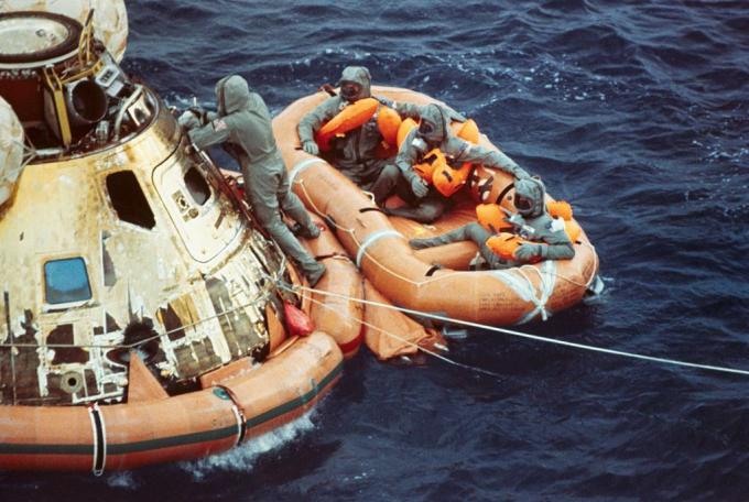 Apollo 11-Astronauten warten nach dem Abspritzen im Rettungsfloß