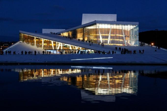 Nachtansicht des beleuchteten Osloer Opernhauses in Norwegen
