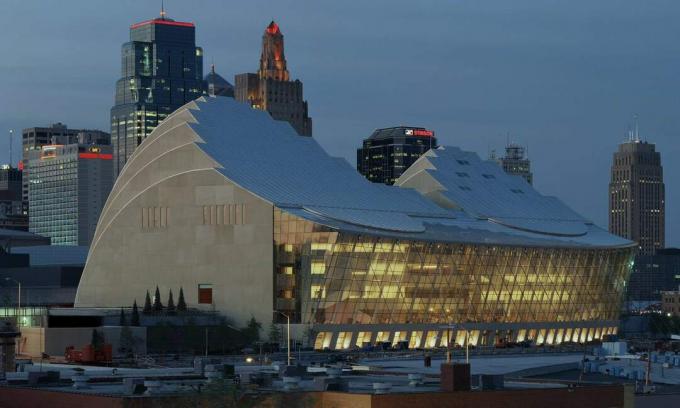 Pressefoto von Kauffman Center Hall und Terrassenseite, abends Kansas City im Hintergrund.