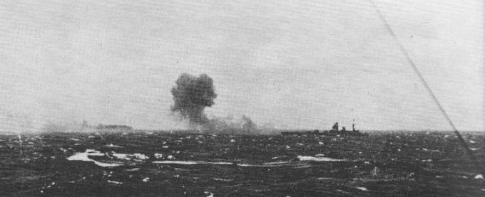 HMS Rodney schießt auf Bismarck, 1941