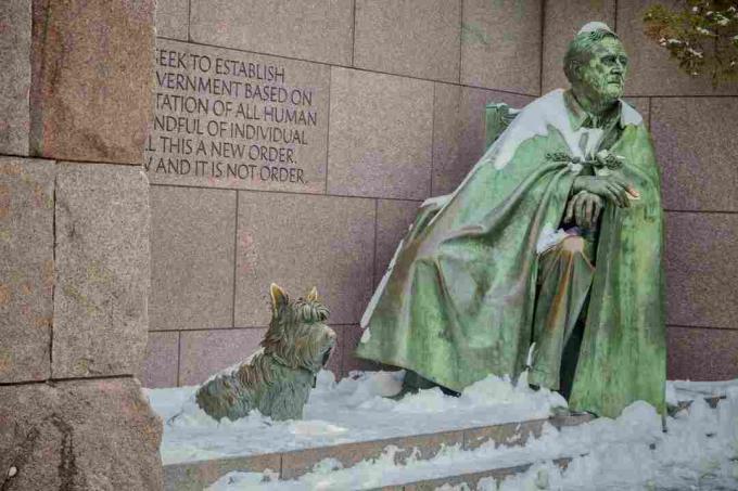 Das FDR-Denkmal in Washington DC im Schnee.