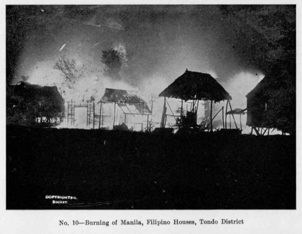 Nachtansicht der Verbrennung von Manila mit philippinischen Häusern, die in Flammen aufgehen